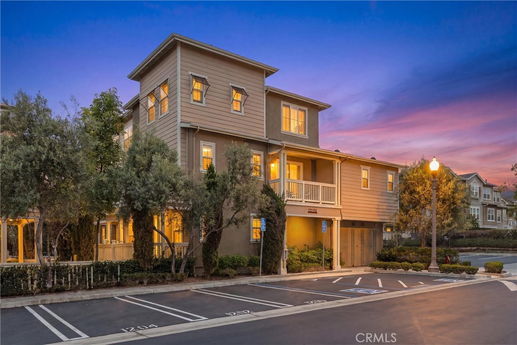 Open House Sat 11AM - 3PM Sun 12PM - 3PM | Rare End-Unit Townhome in Village on Oak