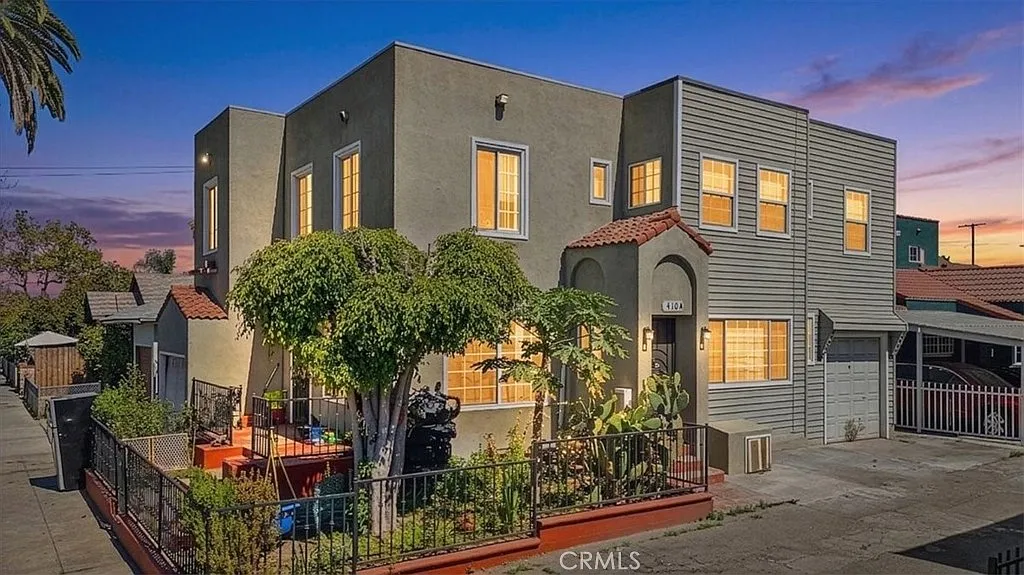 Live in One, Rent the Other - Duplex Opportunity in Long Beach
