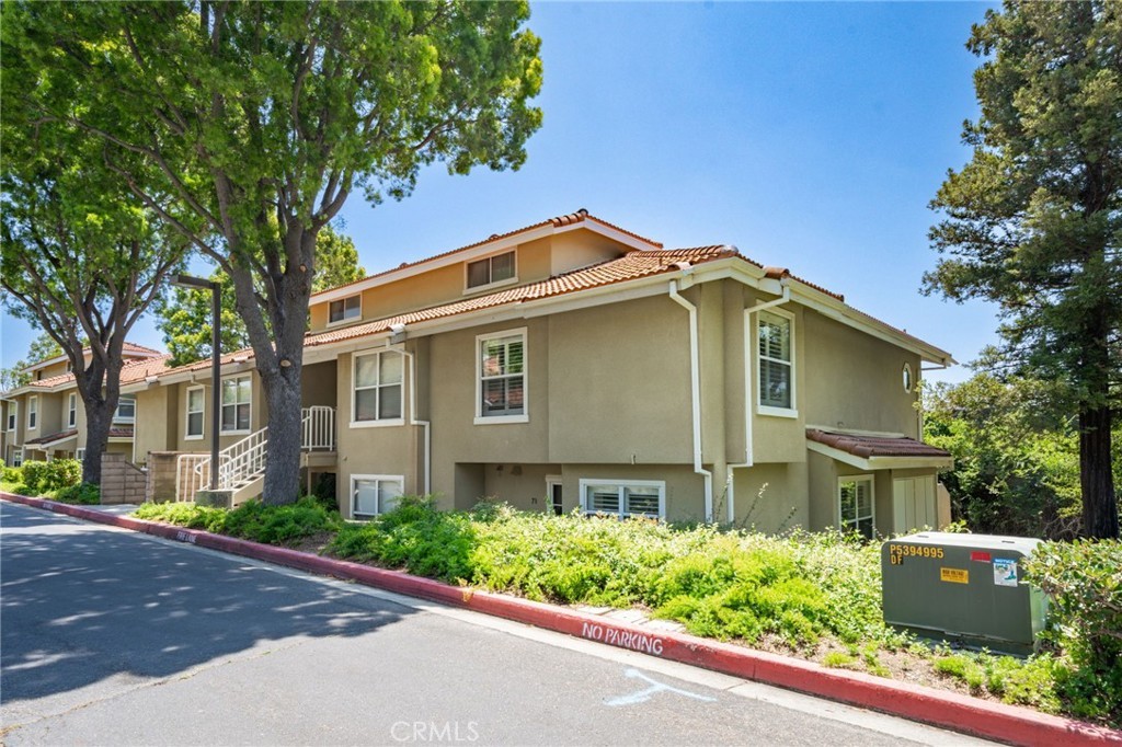 Just Listed | Updated End-Unit Townhome in Gated Canyon Club Villas