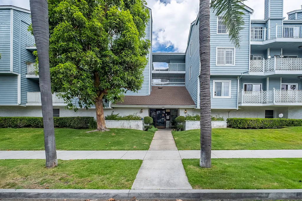 Just Sold: Beautiful 2-Bedroom Condo Near the Beach